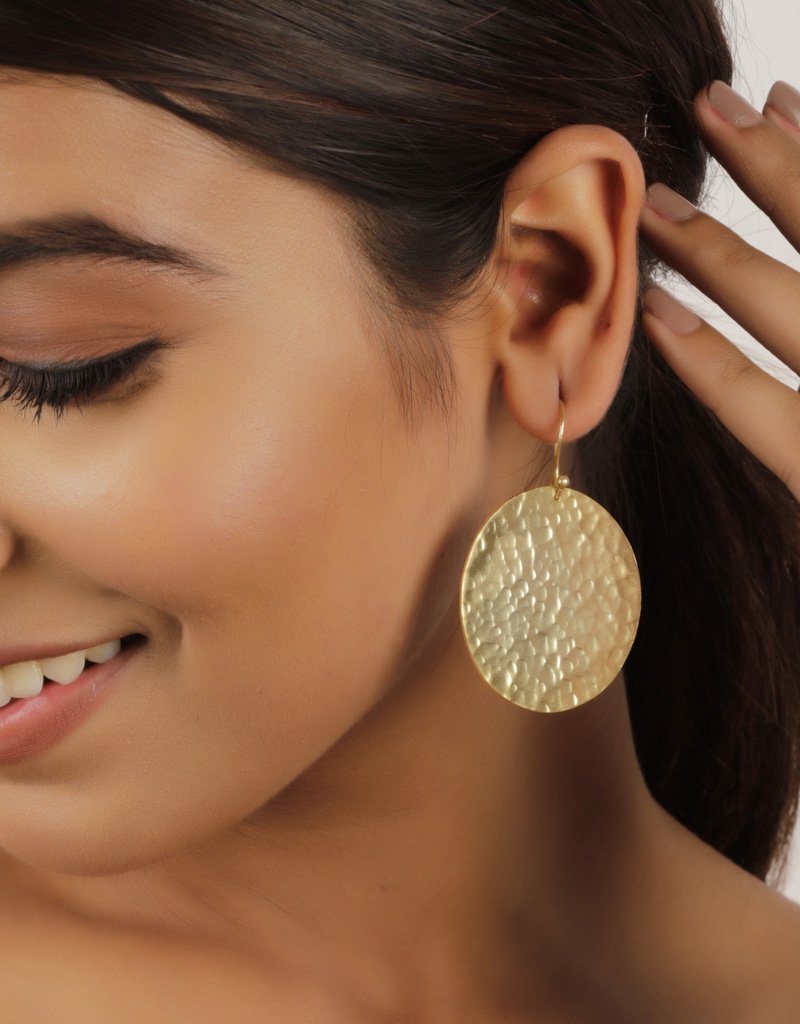 Charming Hammered Disc Shaped Gold Earrings - Stilskii