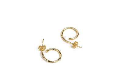 Cool Curled Studs Gold Earrings - Stilskii
